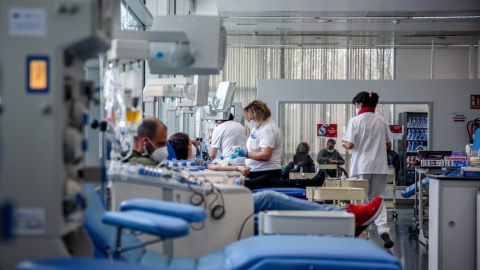 (8/1/22) Varias personas donan sangre en el centro de Transfusión de Valdebernardo, a 8 de enero de 2022 (Archivo).