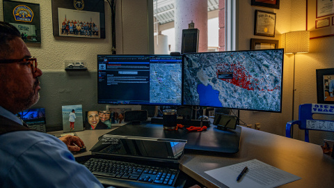 Gene Hernández, sheriff del condado de Pima, Arizona, Estados Unidos, frente a su escritorio con un mapa de Arizona