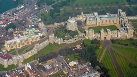 El castillo de Windsor, con la localidad homónima, a la izquierda.