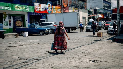 Lucía Santos caminando por las calles de Guatemala