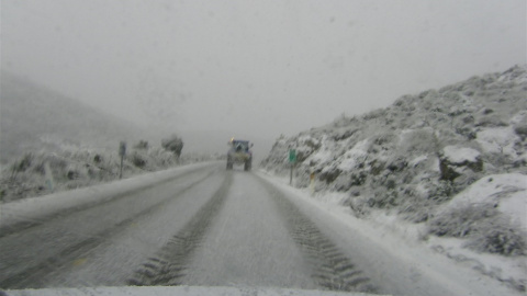 La nieve caída en la provincia de Ávila desde ayer ha hecho que la Diputación abulense haya activado el dispositivo de vialidad invernal para actuar en más de setenta carreteras de la red viaria abulense, principalmente de las comarcas de G