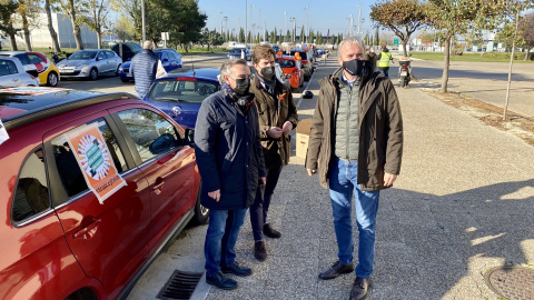 El alcalde de Zaragoza, Jorge Azcón, en la protesta contra la Ley Celáa con los presidentes provincial y autonómico de su partido, Luis María Beamonte y Ramón Celma. 22/11/2020. @Jorge_Azcon