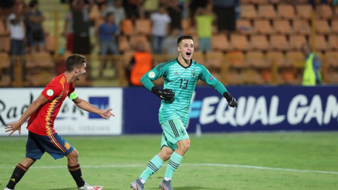 El guardameta de la selección española sub-19, Arnau Tenas(d), y el capitán del combinado nacional, el delantero Abel Ruiz, celebran la victoria ante Francia tras el partido entre ambas selecciones, correspondiente a la semifinal del Europe