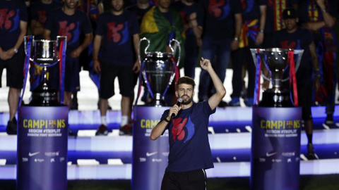 El defensa de FC Barcelona Gerard Piqué, junto a sus compañeros, se dirige a los aficionados del Barça en el Camp Nou. /EFE