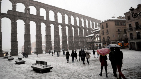 Una intensa precipitación de nieve se ha registrado en Segovia. En la imagen el acueducto, donde ha llegado a superar los 25 centímetros en algunos municipios próximos a la sierra, mientras que en la capital se han registrado problemas para