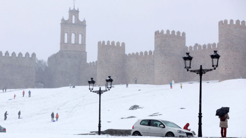 La nieve caída en la provincia de Ávila desde ayer ha hecho que la Diputación abulense haya activado el dispositivo de vialidad invernal para actuar en más de setenta carreteras de la red viaria abulense, principalmente de las comarcas de G