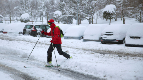 Un hombre camina entre la intensa nevada caída en Ávila. EFE/ Raúl Sanchidrián.