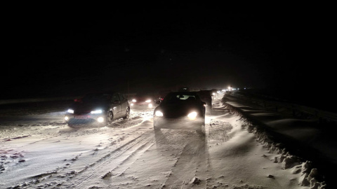 La AP-6 entre el kilómetro 42 y el 80, entre los municipios de San Rafael y Villacastín, se encuentra intransitable desde media tarde del viernes, donde se han quedado bloqueados cientos de vehículos debido al temporal de nieve. EFE/Delfin 