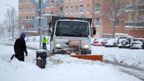 La nevada caída durante las últimas 24 horas ha causado numerosos problemas en Ávila, que ha amanecido con una capa de nieve de entre 30 y 40 centímetros, por lo que dieciséis personas en tránsito han tenido que ser refugiadas en las depend