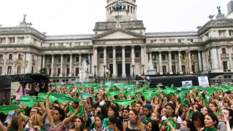 Miles de mujeres en una de las últimas concentraciones n para pedir que el Congreso de Argentina apruebe un proyecto de ley que garantice el aborto seguro, legal y gratuito. EFE/Javier Caamaño