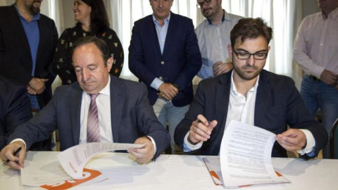 El presidente en funciones de La Rioja, Pedro Sanz (PP), y el líder de Ciudadanos en la comunidad, Diego Ubis, en la firma del pacto anticorrupción, primer paso para formar Gobierno. EFE