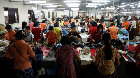 Los trabajadores en una fábrica téxtil en la zona industrial de Hlaing Tar Yar en Yangon, en 2010