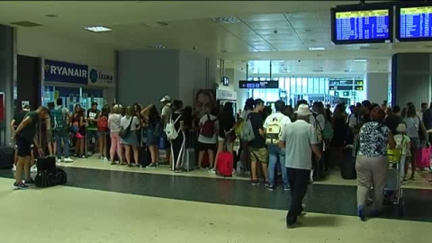 La huelga de tripulantes de cabina de Ryanair cancela hoy 64 vuelos en toda EspaÃ±a