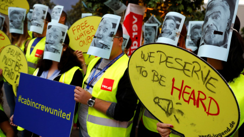 Los empleados de Ryanair con máscaras del consejero delegado de la aerolínea, Michael O'Leary. / REUTERS - KAI PFAFFENBACH