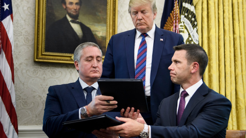 El presidente Donald Trump junto al ministro de Interior guatemalteco, Enrique Degenhart y el Secretario de Seguridad Nacional de EEUU, Kevin McAleenan. BRENDAN SMIALOWSKI AFP