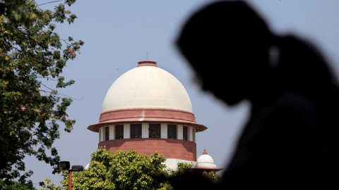 Una mujer mira su teléfono móvil dentro de las instalaciones del Tribunal Supremo de Nueva Delhi. / REUTERS - ANUSHREE FADNAVIS