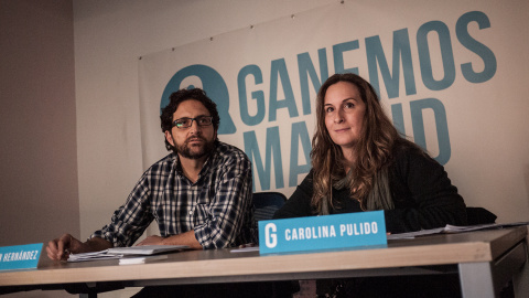 Los portavoces de Ganemos Madrid, Carolina Pulido y Ramón Hernández, durante la rueda de prensa. -GANEMOS MADRID