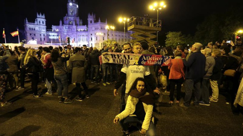 Aficionados del Real Madrid celebran la consecución de la Liga de Campeones en la madrileña plaza de Cibeles. /EFE