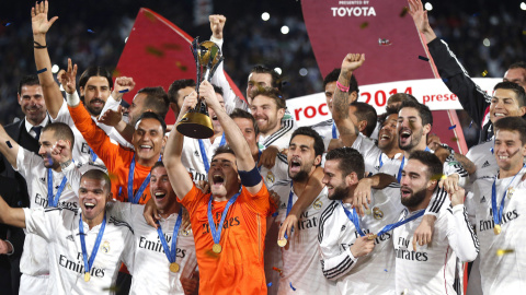 El portero y capitán del Real Madrid, Iker Casillas (c), levanta el trofeo de campeones del Mundial de Clubes rodeado de sus compañeros, tras vercer a San Lorenzo en la final disputada esta noche en el Gran Estadio de Marrakech, en Marrueco