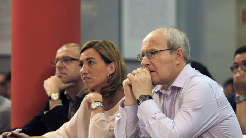 Carme Chacón con José Zaragoza y José Montilla, mientras escuchan al primer secretario del PSC Miquel Iceta, en el consejo nacional del partido. EFE/Marta Pérez