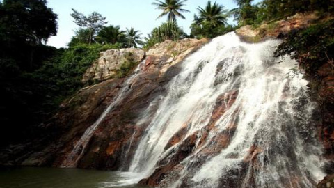 Vista de la cascada Na Meung, en la isla de Ko Samui, cercana a la de Na Meung 2, en la que se produjo el accidente de un turista español. EPA/TOLGA BOZOGLU