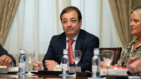 El vicepresidente segundo del Senado, Guillermo Fernández Vara, en la mesa de trabajo tras la Sesión Constitutiva, en el Senado, a 17 de agosto de 2023,