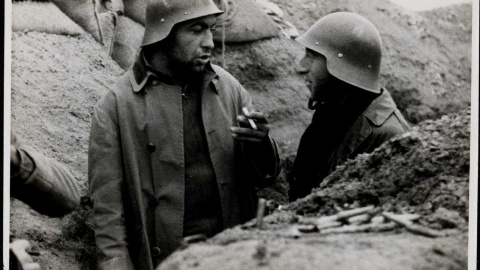 Soldados del ejército franquista fuman en las trincheras durante la guerra civil española.