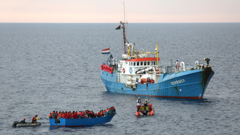 El barco de una ONG alemana rescata a cientos de personas migrantes a bordo de una barca de madera frente a las costas libias. Reuters/Archivo.