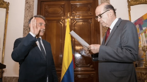 El secretario general del PCE, Enrique Santiago, jura la nacionalidad colombiana ante el canciller de Colombia, Álvaro Leyva