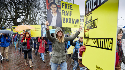 Protesta de Amnistía frente a la embajada de Arabia Saudí en La Haya por la liberación de Raif Badawi. - AFP