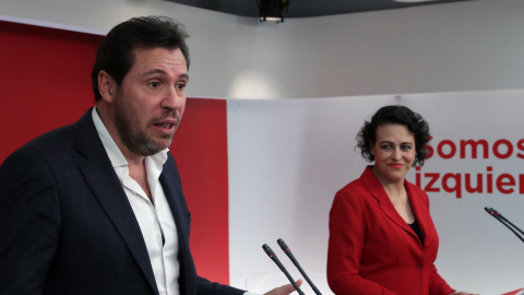 El portavoz de la Ejecutiva Federal del PSOE, Óscar Puente, y la secretaria de Seguridad Social y Pacto de Toledo del PSOE, Magdalena Valerio, durante la rueda de prensa tras la reunión de la Ejecutiva Federal del partido, en la sede de Fer