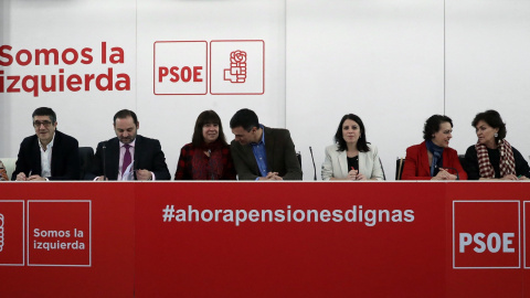 El secretario general del PSOE, Pedro Sánchez (c), junto a la presidenta, Cristina Narbona, junto a otros dirigentes del partido, en la primera reunión de la Ejecutiva Federal del año en la sede de Ferraz, en Madrid. EFE/ Zipi