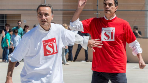 El candidato del PSOE a la presidencia del Gobierno de España, Pedro Sánchez, y el candidato del PSIB-PSOE al Congreso de los Diputados por Baleares, Pere Joan Pons (i), juegan al baloncesto antes de participar en un acto del partido celebr