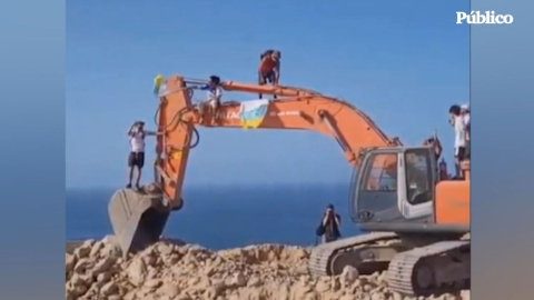 VÍDEO | Activistas se atrincheran en una de las palas del macroproyecto turístico de Tenerife y paralizan parte de las obras