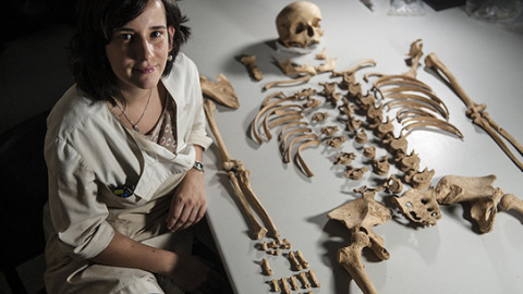 La investigadora Maite Iris García Collado junto a los restos humanos hallados en el asentamiento de la Alta Edad Media en la aldea de Boadilla (Toledo). / Nuria González / UPV/EHU