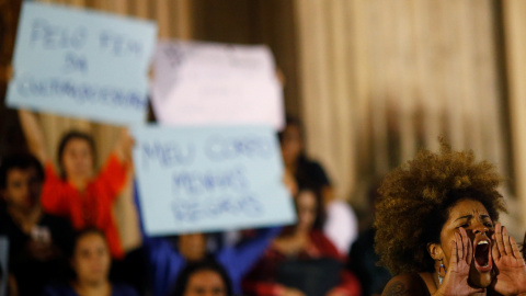 Instante de la protesta contra la violación a una adolescente por al menos treinta hombres en Rio de Janeiro y la violencia contra las mujeres, Brasil.- REUTERS / Ricardo Moraes