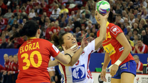 La noruega Nora Mork en plena jugada con la española Patricia Elorza, durante la final de balonmano femenina en Budapest. AFP