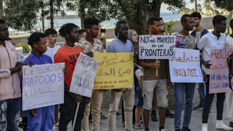 01/07/2022-Varias personas durante una manifestación en Ceuta por los sucesos ocurridos a decenas de migrantes en Melilla el pasado 24 de junio, a 1 de julio de 2022, en Ceuta