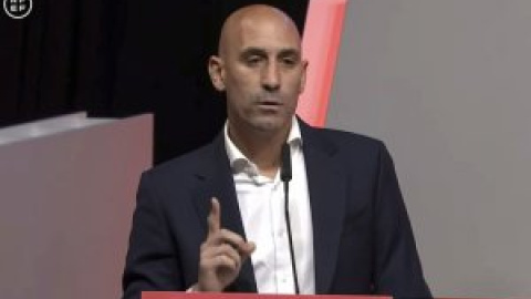 Rubiales rebutja dimitir i s'atrinxera carregant contra el "fals feminisme"