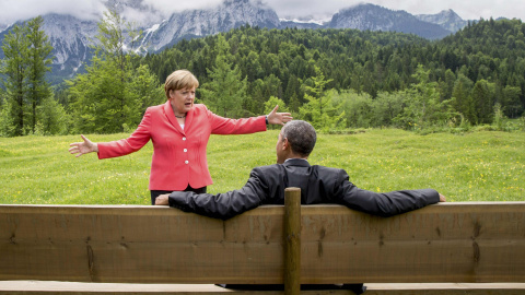 La canciller alemana Angela Merkel conversa con presidente de EEUU, Barack Obama, en los jardines del castillo de Elmau (Alemania), donde se ha celebrado la reunión del G-7. REUTERS/Michael Kappeler