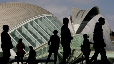 Un grupo de turistas recorre la Ciudad de las Artes y las Ciencias de Valencia. EFE/Archivo