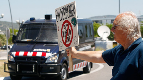 Foto de archivo de una protesta contra el Club Bilderberg. / REUTERS