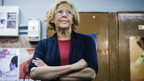 La candidata de Ahora Madrid a la Alcaldía de Madrid, Manuela Carmena, en un encuentro con vecinos durante la visita efectuada esta tarde al distrito madrileño de Villaverde. /EFE/Luca Piergiovanni