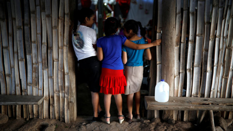 Tres niñas salvadoreñas, en un pueblo de El Salvador hace unos días. REUTERS/José Cabezas