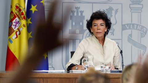 La ministra portavoz Isabel Celaá, durante la rueda de prensa consejo ministros celebrada en el Palacio de La Moncloa. EFE/Emilio Naranjo