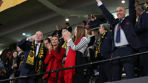 El president de la RFEF, Luis Rubiales, a la llotja d'autoritats de la final del Mundial, amb la reina Letizia.