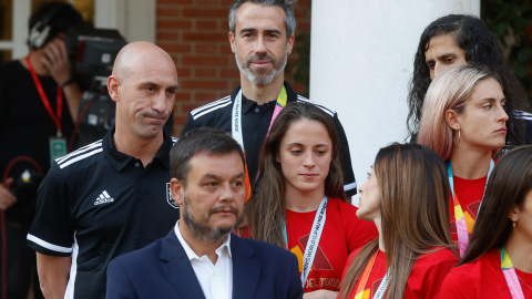 El entrenador de la selección femenina de fútbol Jorge Vilda (2i) junto al presidente de Real Federación Española de Fútbol (RFEF), Luis Rubiales (i) durante la recepción del Presidente del Gobierno Pedro Sánchez