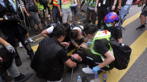 Un herido durante las protestas de Hong Kong.  EFE/EPA/VIVEK PRAKASH