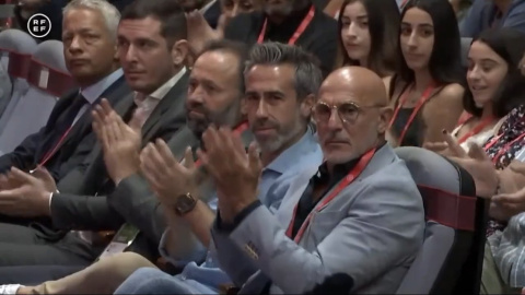 Luis de la Fuente, seleccionador nacional, aplaude a Luis Rubiales durante su discurso ante la Asamblea General de la Federación española de fútbol.