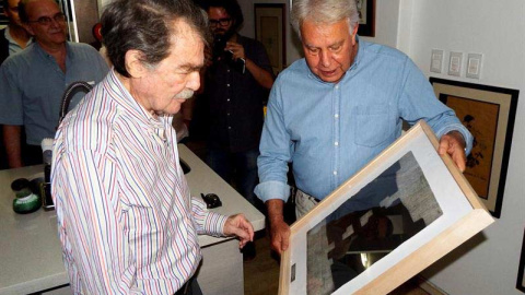 Fotografía cedida por el semanario venezolano 'Tal Cual', donde se observa al expresidente del Gobierno español Felipe Gonzalez entregando el premio Ortega y Gasset a Teodoro Petkoff. / EFE